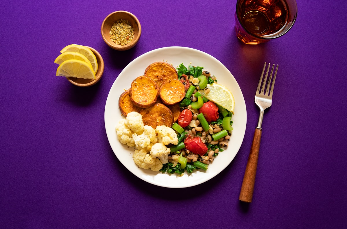 Sandwich integrale con hummus e verdure crude